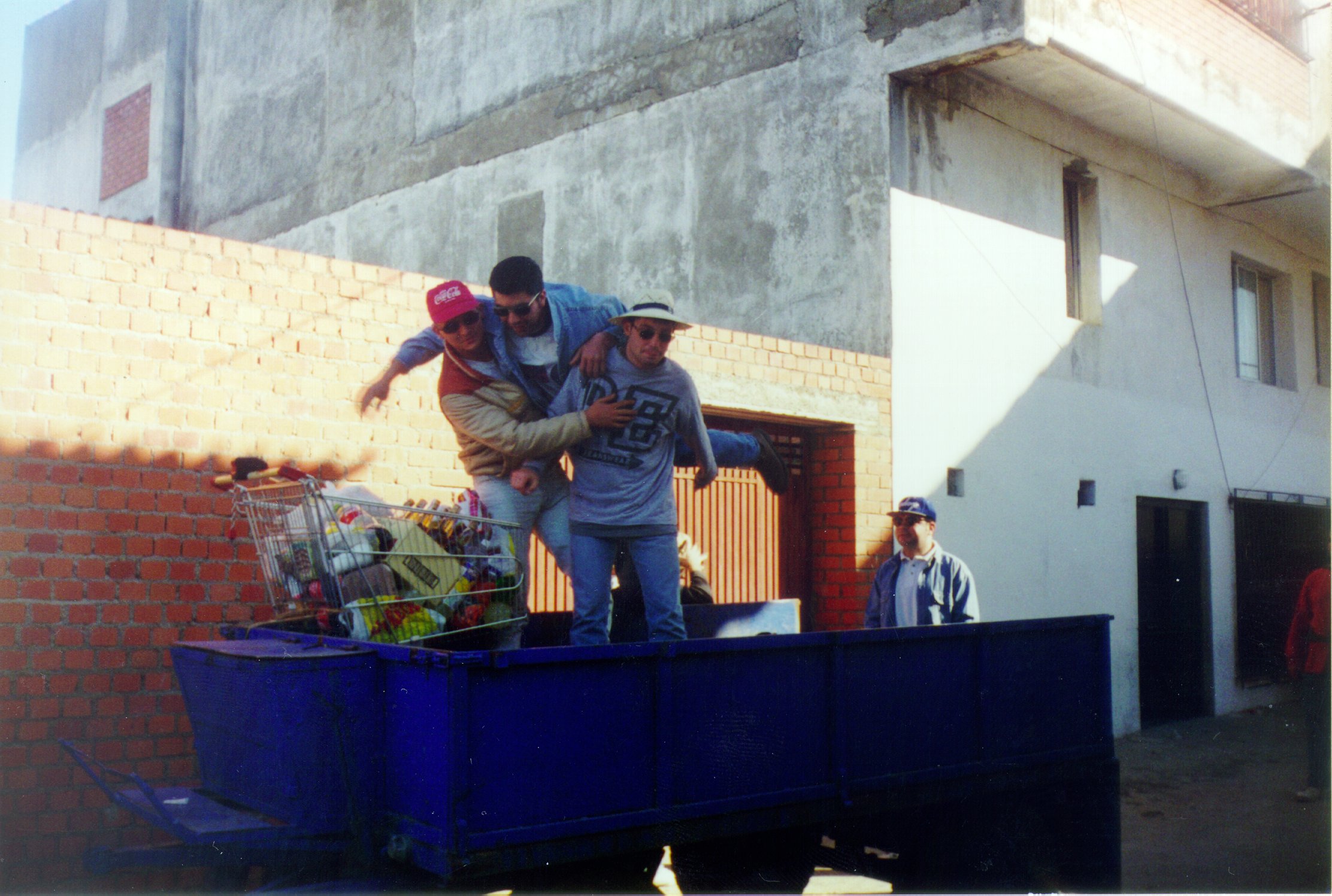 Por fmn llega el tractor (con las bebidas) !nos vamos!